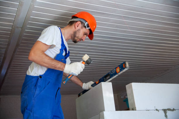Maçon professionnel au travail sur un chantier de construction
